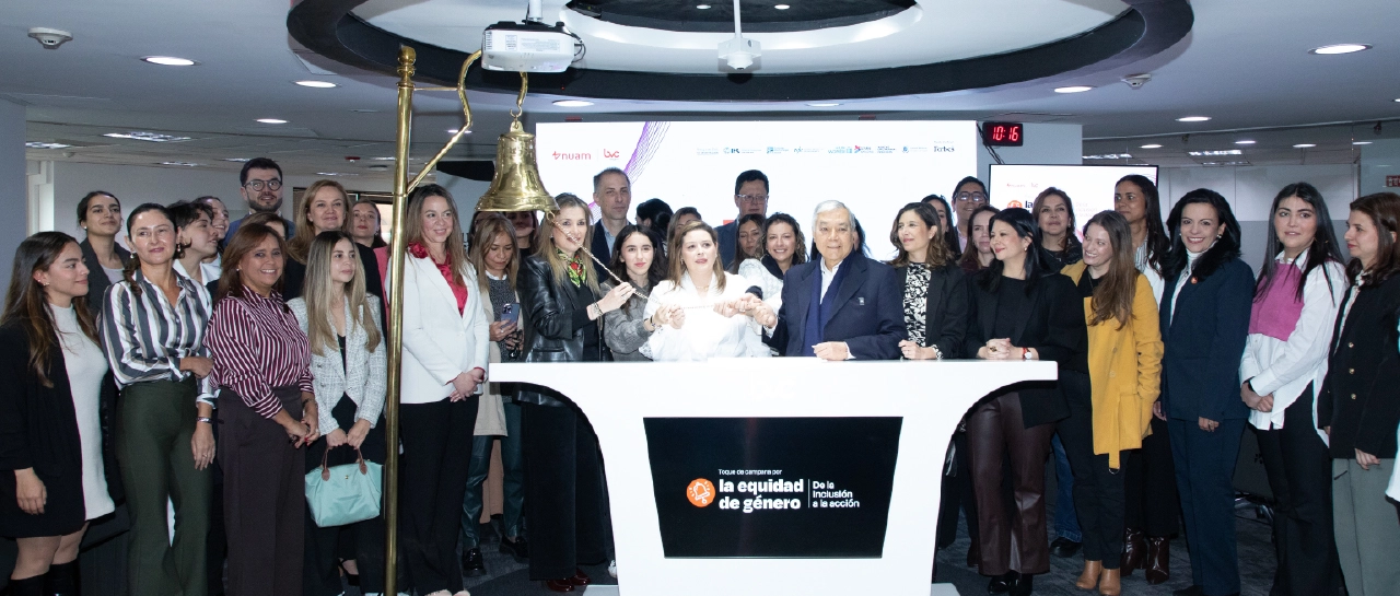 imagen: SFC, en el toque de campana de BVC para conmemorar la equidad de género